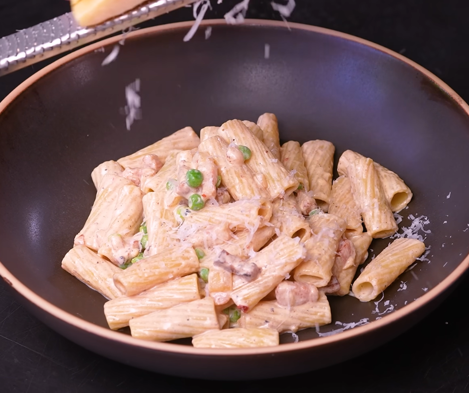 a bowl of Creamy Bacon & Pea Pasta Recipe