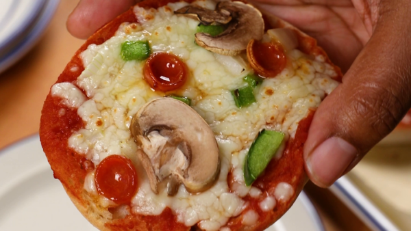 English Muffin Veggie Pizza (Bays) editable_000041